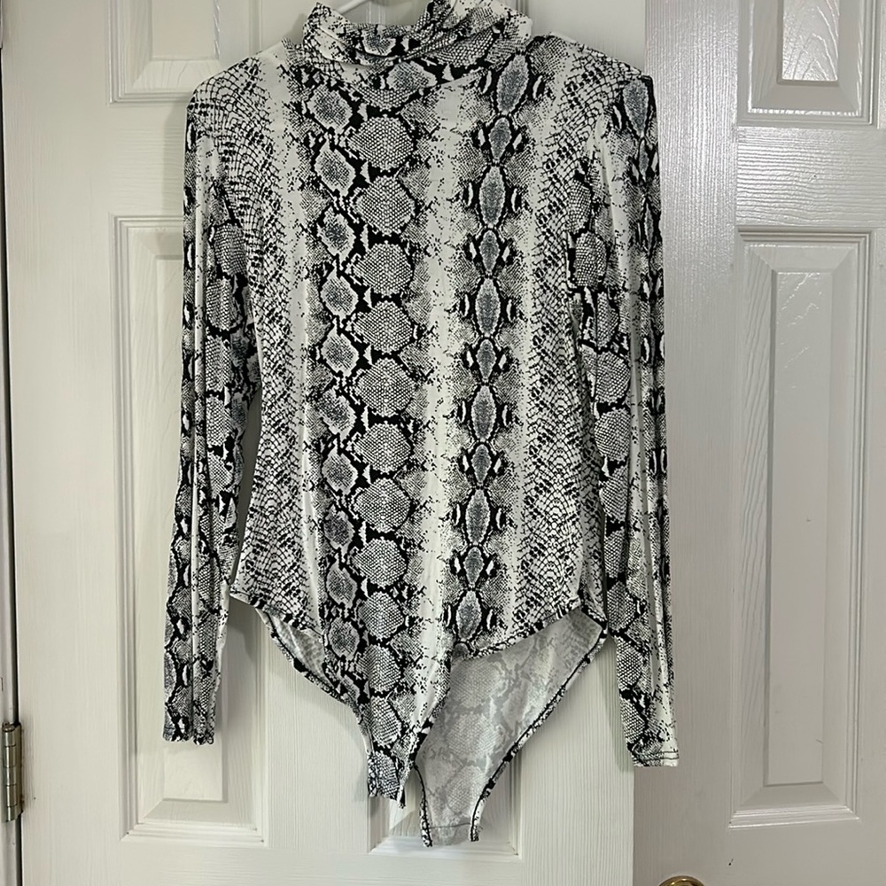 Tunic top with buttons on bottom